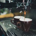 Gambar mesin espresso sedang beroperasi