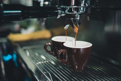 Gambar mesin espresso sedang beroperasi