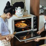 Gambar 2 perempuan sedang membuat pizza oven