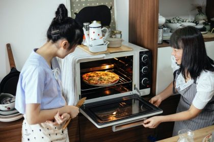 Gambar 2 perempuan sedang membuat pizza oven