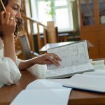 Gambar perempuan sedang belajar