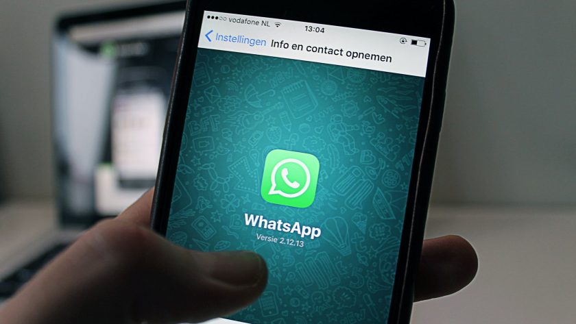 Ilustrasi whatsapp business service provider di handphone