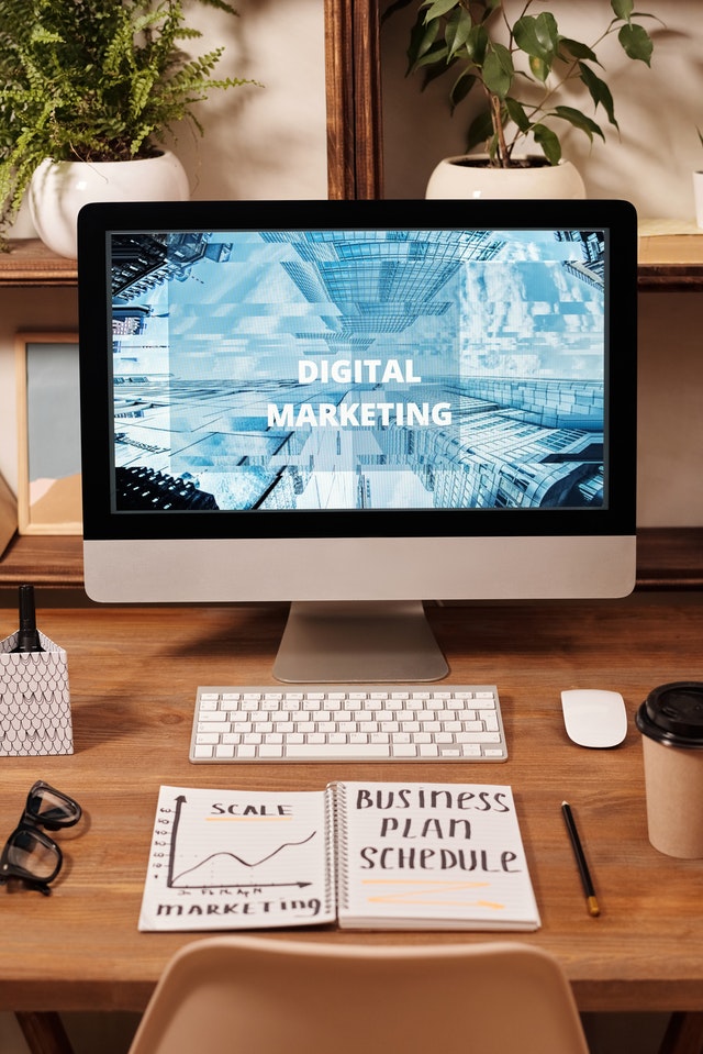 Gambar tulisan digital marketing di monitor