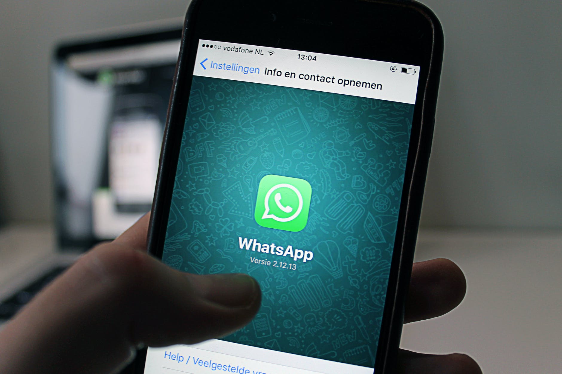Ilustrasi whatsapp business service provider di handphone